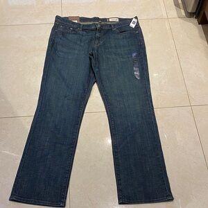 New w Tag Gap Woman’s 16R Straight Blue Jeans Low Rise
32” Inseam